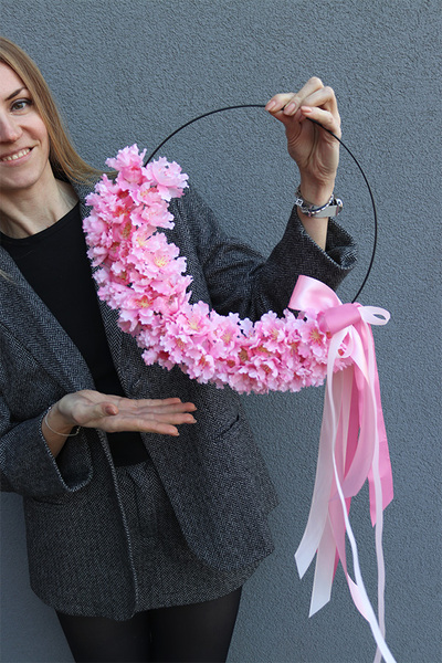 Jabłoń Subtelle, różowy wianek na drzwi na obręczy