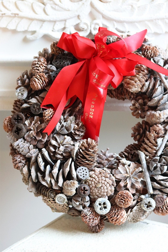 Szyszkowo, świąteczny wianek z szyszek