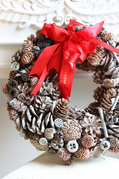 Szyszkowo, świąteczny wianek z szyszek