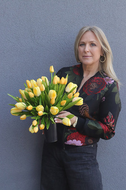 Tulippo Yellow, bukiet nagrobny we wkładzie, dł.30cm