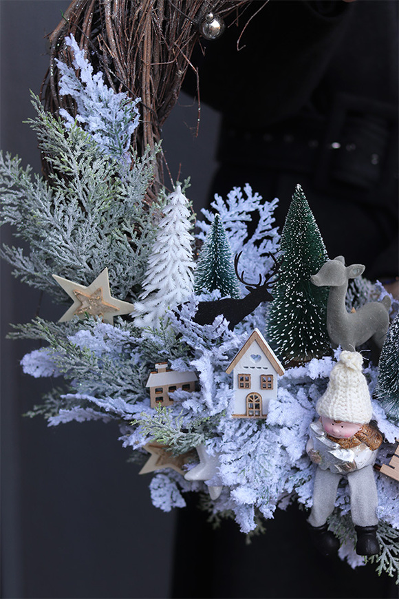 Mroźna Kraina, gęsty zimowy wianek ze skrzatem, śr.50cm