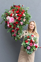 Czerwień Miłości Yrena, czerwono-różowa kompozycja w misie