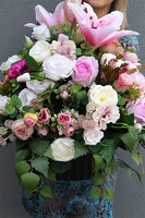 Pink Rome Black, kompozycja nagrobna w misie