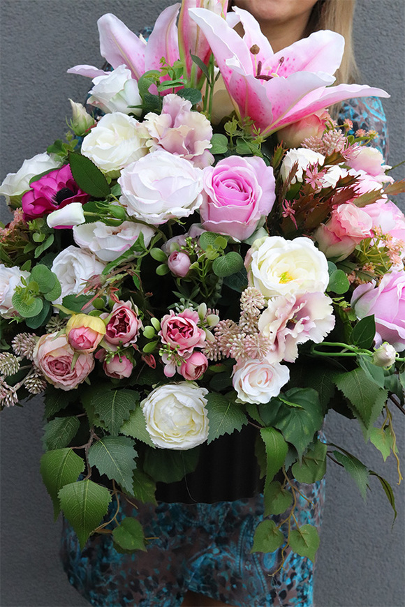 Pink Rome Black, kompozycja nagrobna w misie