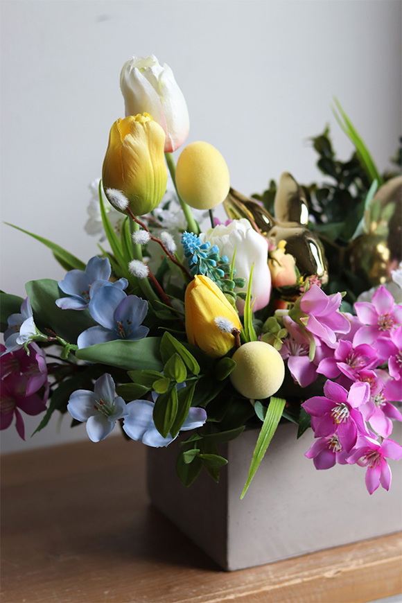 Easter Egg Concrete, stroik wielkanocny z zajączkiem	