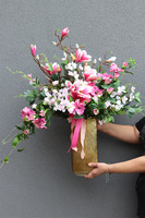 Różowa Magnolia, kompozycja kwiatowa w wazonie