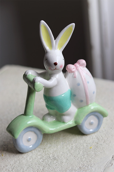 Bunny Life, figurka wielkanocna zajączek na hulajnodze
