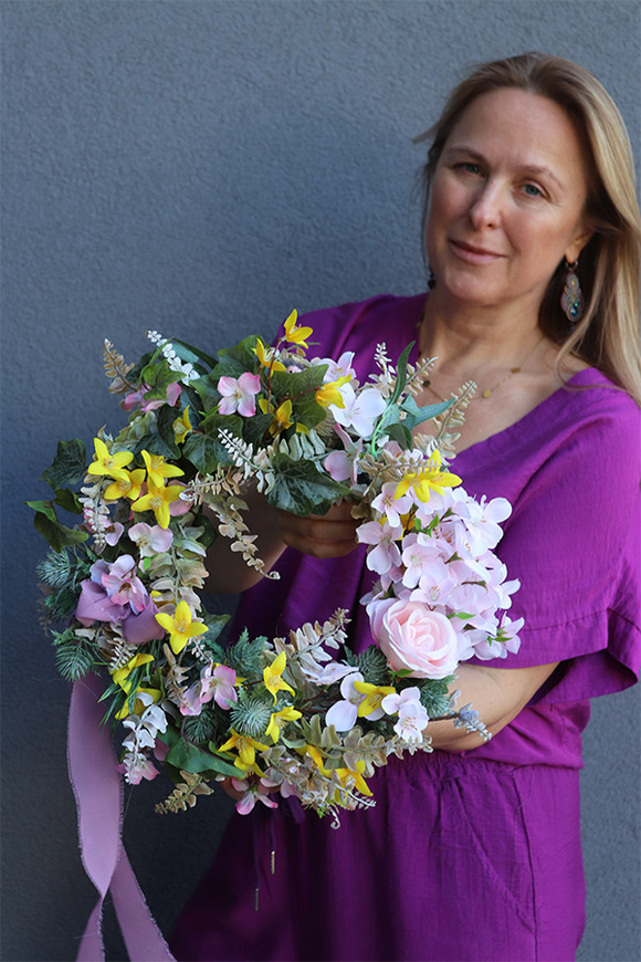 Vera Renie, kwiatowy wianek dekoracyjny