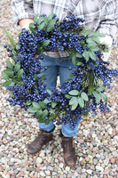 Granatowa Geruta, zimowy wianek z owocami