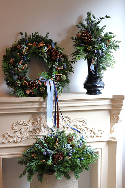 Niebieska Zima, świąteczny bukiet nagrobny we wkładzie