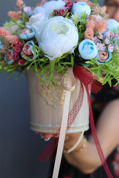 Romantyczna Daniela, kompozycja w kremowym naczyniu, wys.27cm