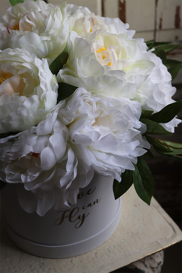 biały flowerbox z peoniami, Peonilla, wys.38cm