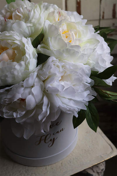 biały flowerbox z peoniami, Peonilla, wys.38cm
