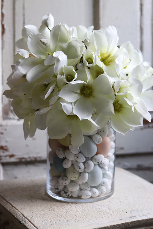Magnolie Sweet White, wielkanocna kompozycja kwiatowa w szkle, wym.38x31cm 