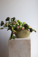 Apple Green, kwiatowa w naczyniu z owocami