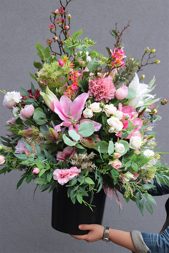 Liliano, kompozycja kwiatowa w czarnej donicy, wys.115cm 