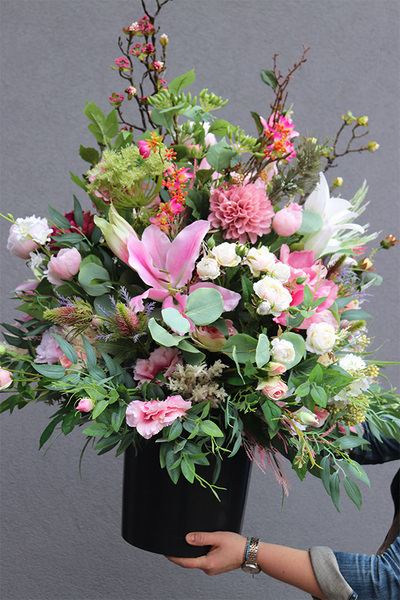 Liliano, kompozycja kwiatowa w czarnej donicy, wys.115cm 