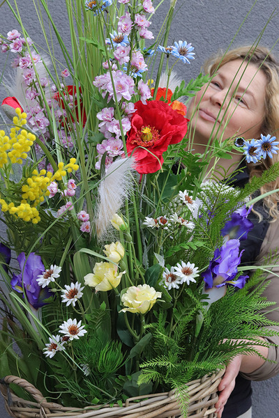 Mazovia Basket Big, sztuczna trawa w koszu z kwiatami
