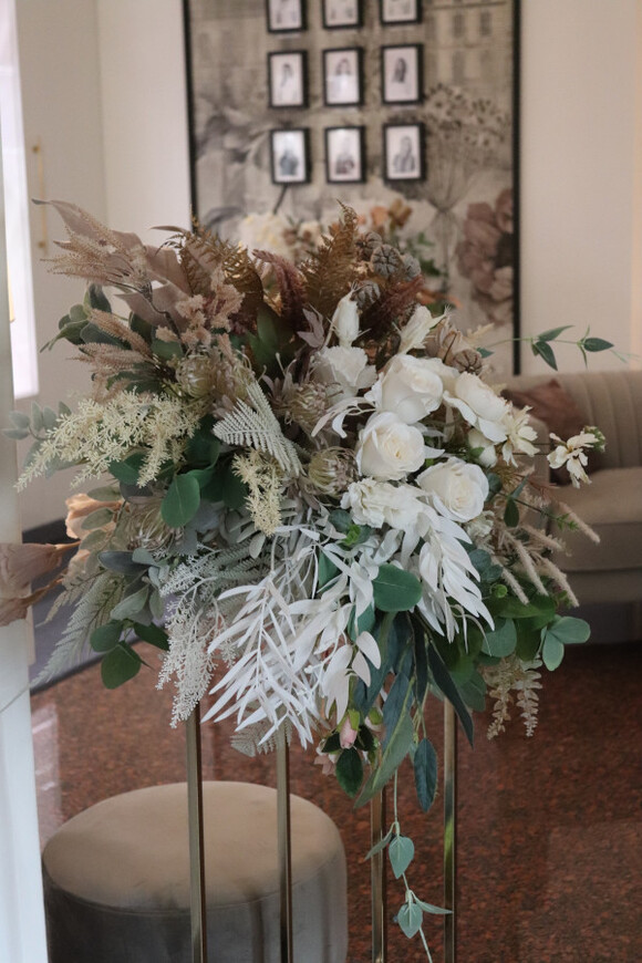 Laguel Sand Flowers, dekoracja kwiatowa na stojaku