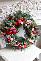 Świąteczna Chata, czerwony wianek świąteczny