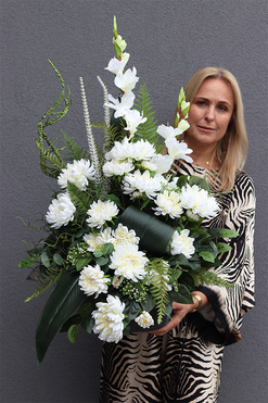 Biała Klaudia Volcan, nowoczesna kompozycja nagrobna w misie, wys.80cm