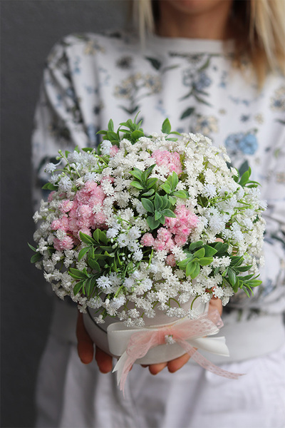 Kaszka Sweet, welurowy flowerbox z białymi kwiatami