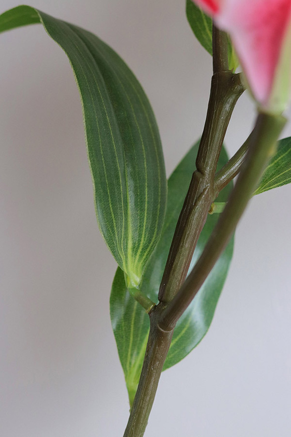 Lilia Różowa, gałązka sztucznej liliii