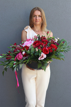 Pink Neulia Yrena, ciemno-różowa kompozycja w misie, wym.70cm