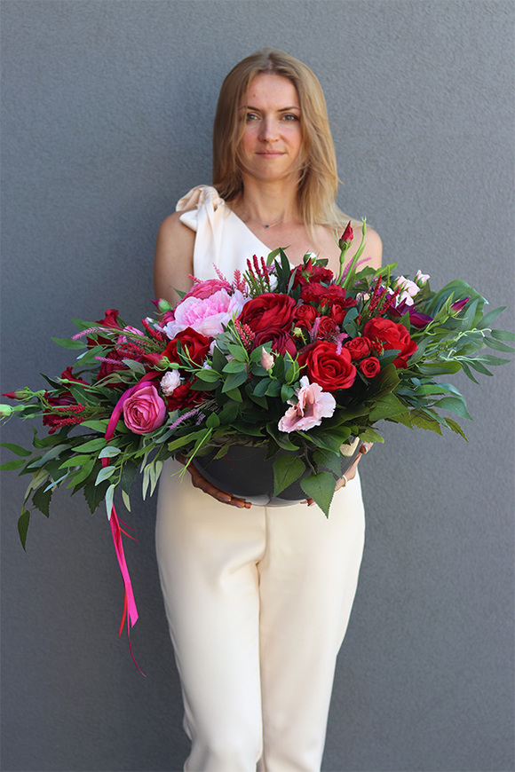 Pink Neulia Yrena, ciemno-różowy kompozycja w misie, wym.70cm