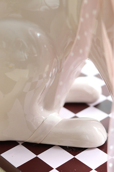 Zając Beżowy, figurka wielkanocna zajączek na podstawie, wys.48cm