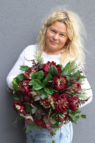 Bordo Chryzantema Lux, kompozycja nagrobna w misie