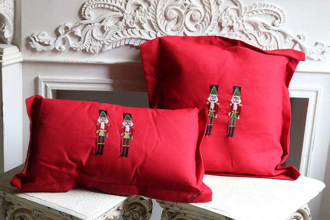 Xmas Nutcrackers, świąteczna poduszka, czerwona