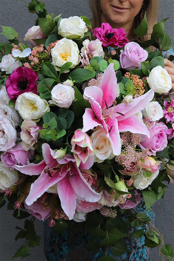 Pink Rome Black, kompozycja nagrobna w misie