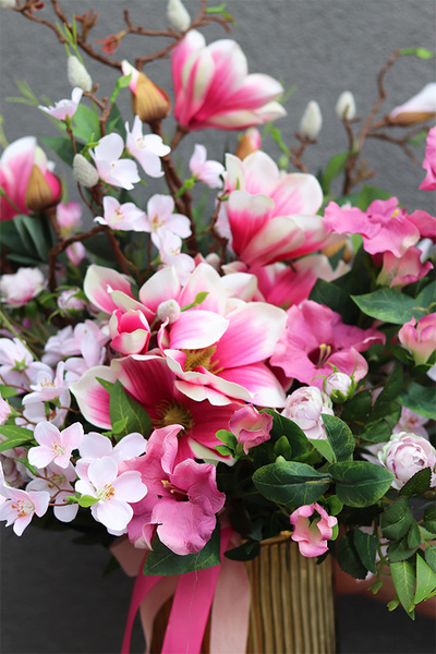 Różowa Magnolia, kompozycja kwiatowa w wazonie