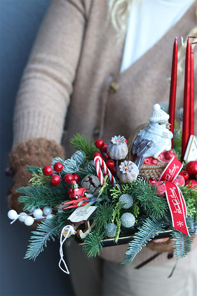 Czerwone Święta w Ptaszkowie, stroik ze świecami na tacce