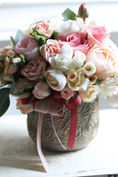 Jedreta Gerie, kompozycja kwiatowa w złotej donicy