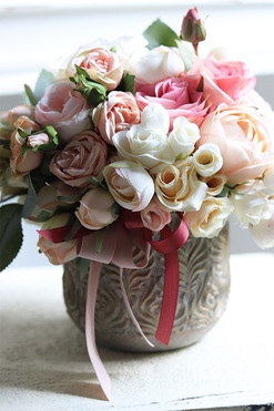 Jedreta Gerie, kompozycja kwiatowa w złotej donicy, wys.27cm 