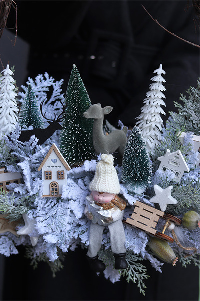 Mroźna Kraina, gęsty zimowy wianek ze skrzatem, śr.50cm