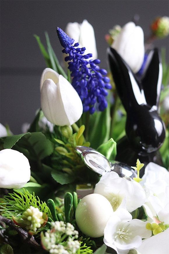 Moderni Black Easter, wielkanocna kompozycja w naczyniu