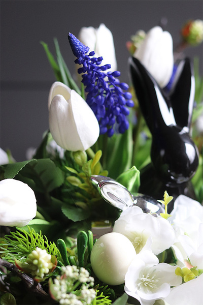 Moderni Black Easter, wielkanocna kompozycja w naczyniu