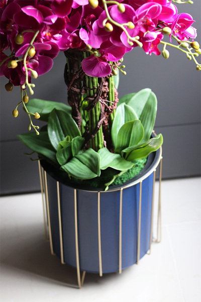 Fuksja Oceano, sztuczny storczyk w donicy na stojaku