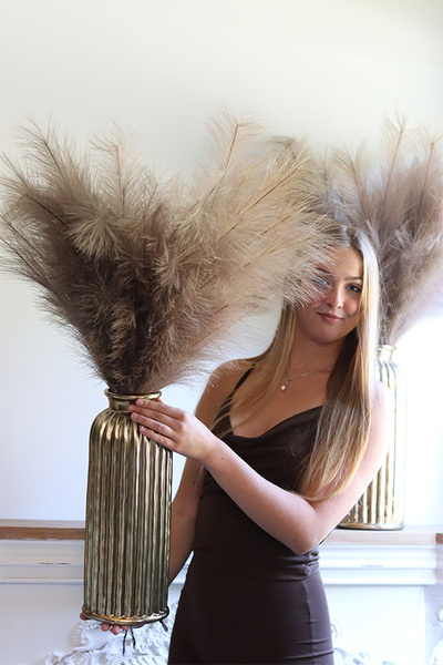 Trawy Pampasowe Africana, kompozycja kwiatowa w złotym wazonie