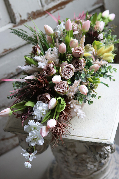 Modesta Beige, kompozycja wielkanocna z różowymi tulipanami, wym.25x69cm