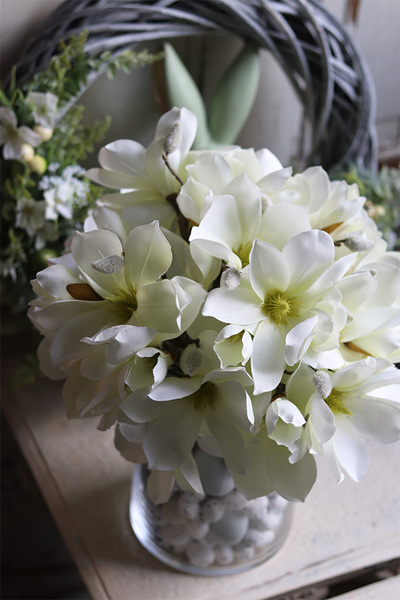 Magnolie Sweet White, wielkanocna kompozycja kwiatowa w szkle, wym.38x31cm