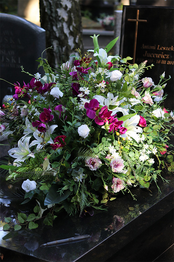 Królewska, ogromna wiązanka nagrobna