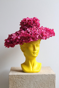 OD RĘKI Dama w Kapeluszu 2, kompozycja kwiatowa, wym.40x42cm