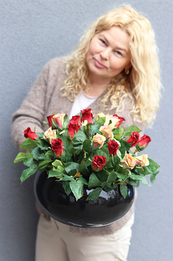 Juliet Roses Premium, kompozycja nagrobna w misie, wym.31x37cm