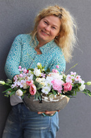 Bella Hilton kompozycja kwiatowa w lustrzanej łódce