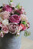 Palermo Ferati, welurowy flowerbox z różowymi kwiatami