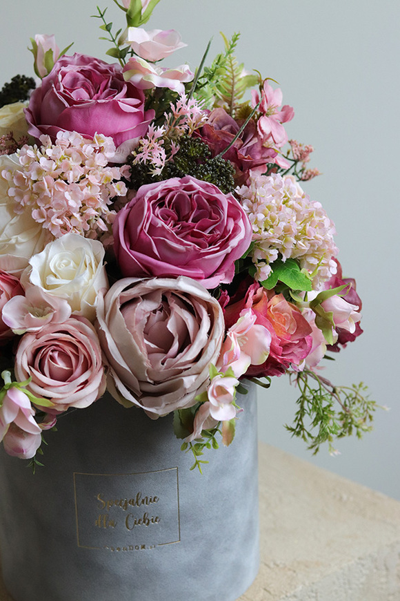 Palermo Ferati, welurowy flowerbox z różowymi kwiatami